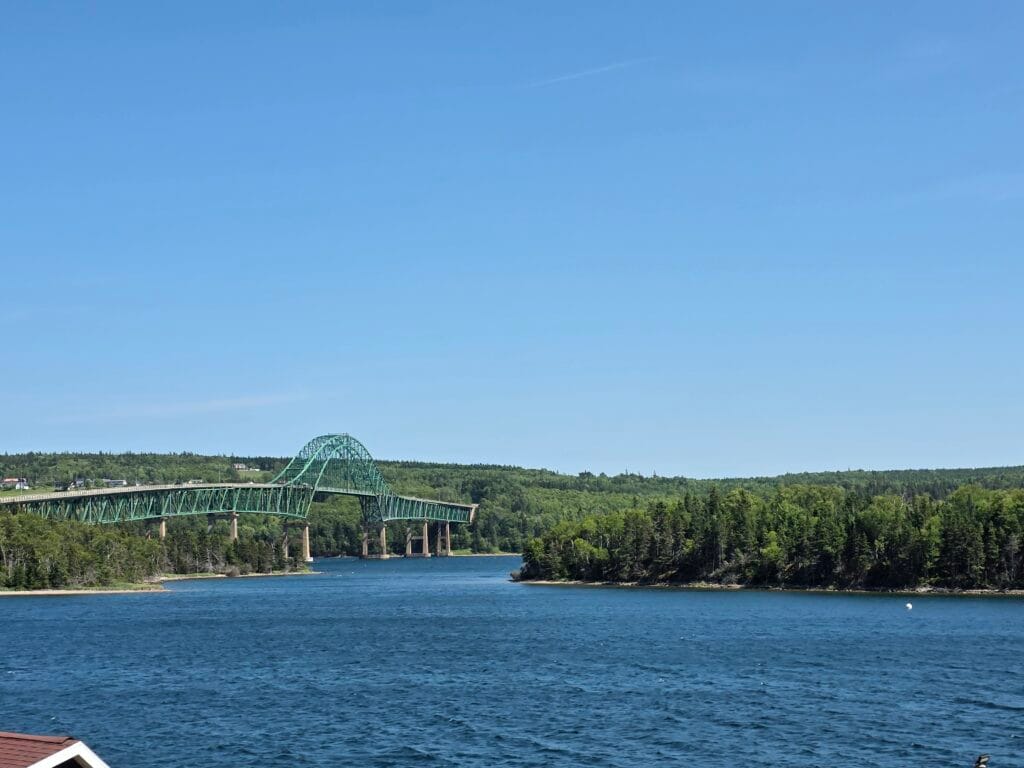 pont-route-105 Ce pont se trouve sur la route 105 qui nous amène vers l'accès 12 de la piste Cabot