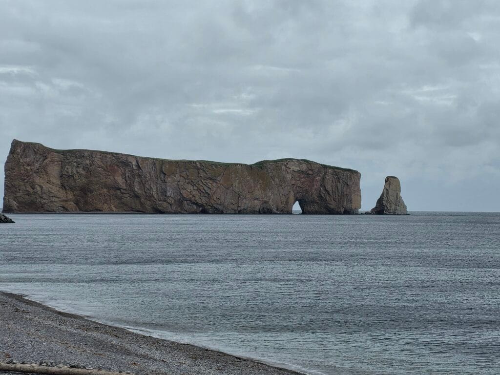 Vue du rocher percé de Percé, magnifique bien que cette ville soit désormais trop touristique.