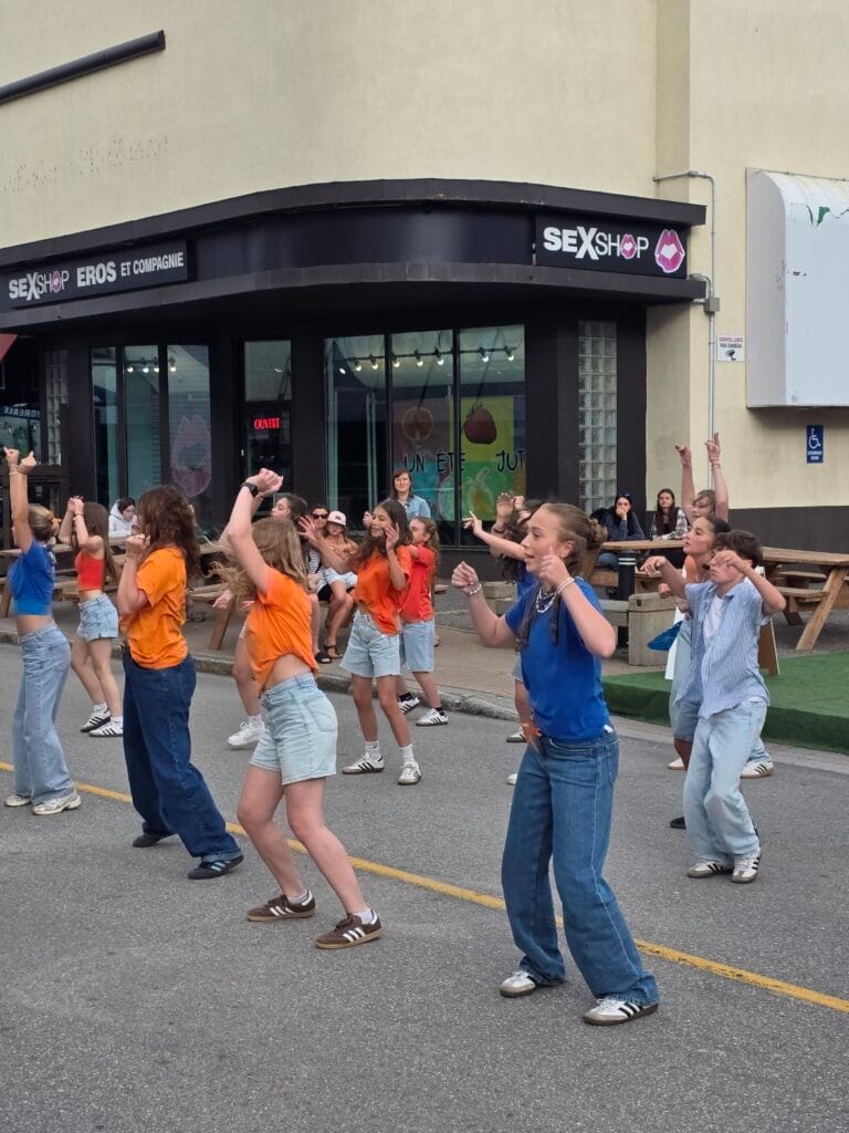 Danse d'un groupe d'adolescents lors d'une fête votive à Rimouski.