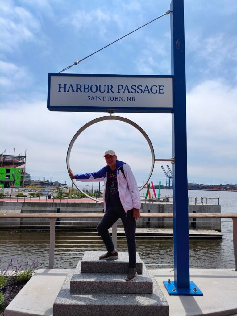 Sur le vieux port de Saint John, je prends la pause devant le panneau stylisé de la ville.