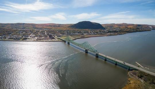 Le pont entre le Nouveau Brunswick et Québec qui marque le décalage horaire.