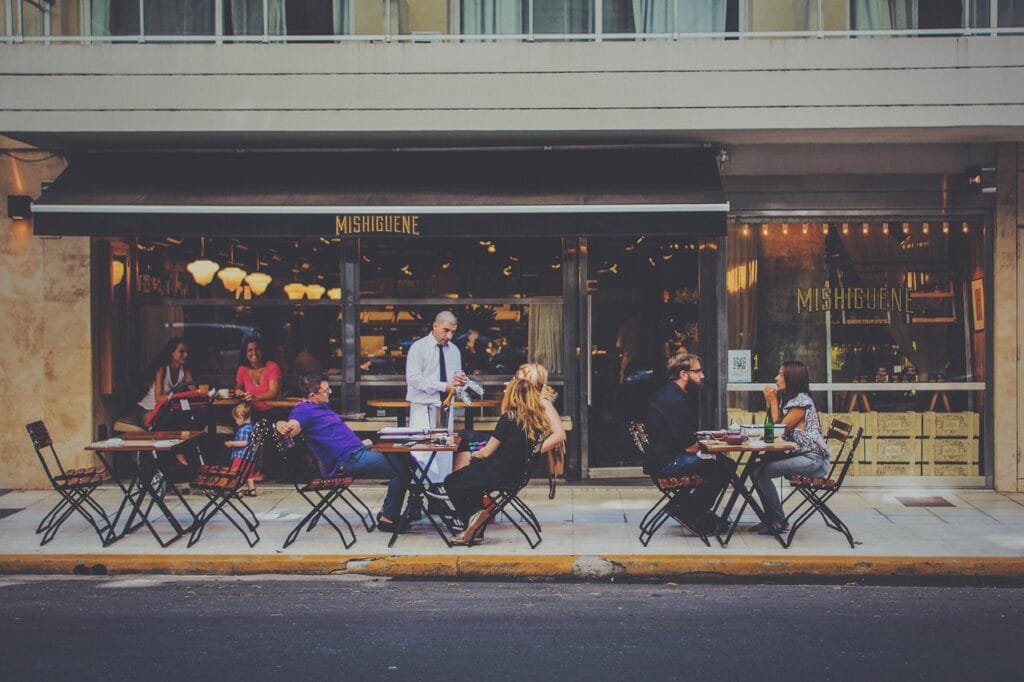 Terrasse extérieure d'un restaurant.