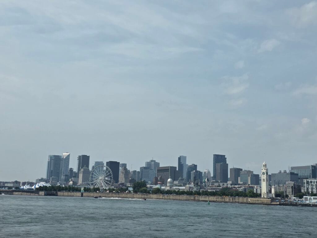 montreal Toujours depuis la navette fluviale, une vue sur la ville de Montréal.