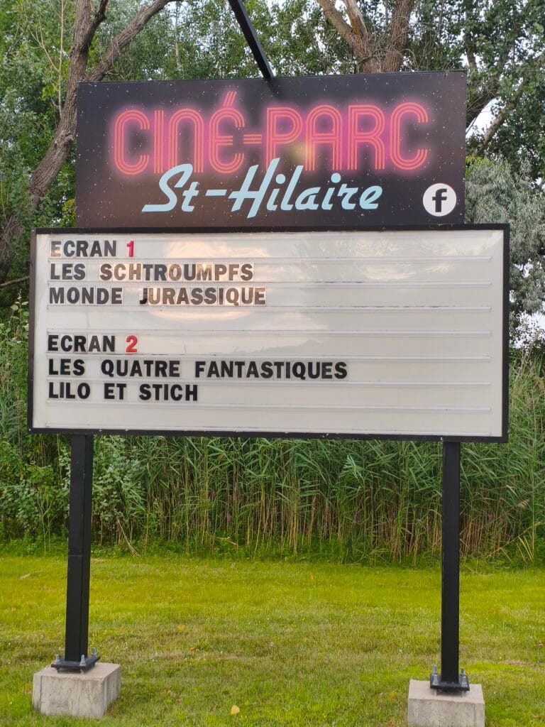 panneau-cine-parc Panneau indicateur à l'entrée du ciné-parc.