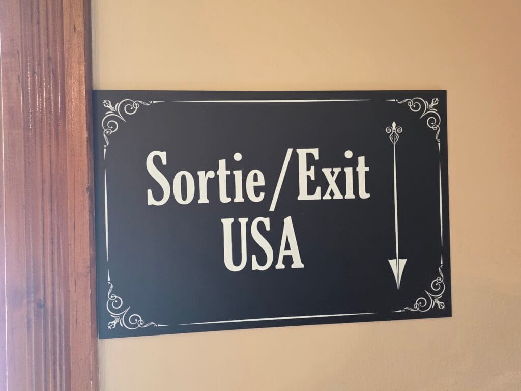 panneau-sortie-USA Panneau de sortie USA pour les nationaux étasuniens et pour les touristes titulaires d'un visa USA.