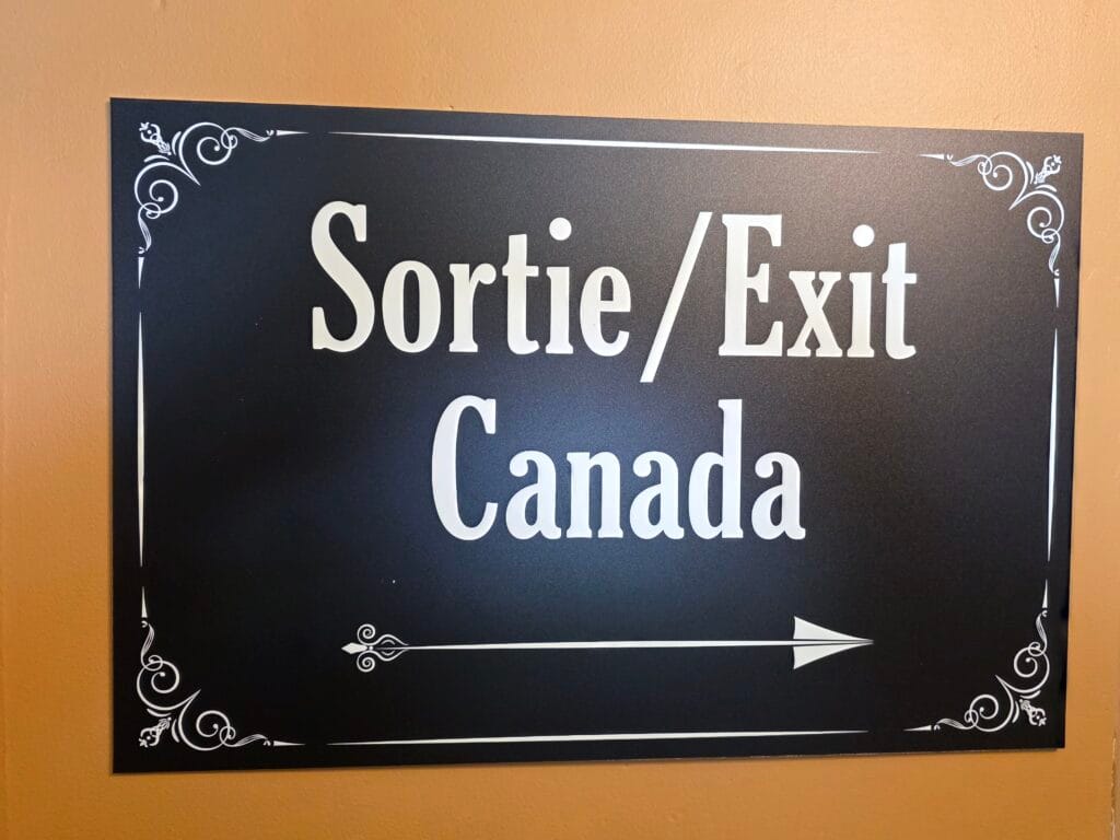panneau-sortie-canada Panneau indiquant le sortie pour les nationaux canadiens et touristes ayant un visas canadien.