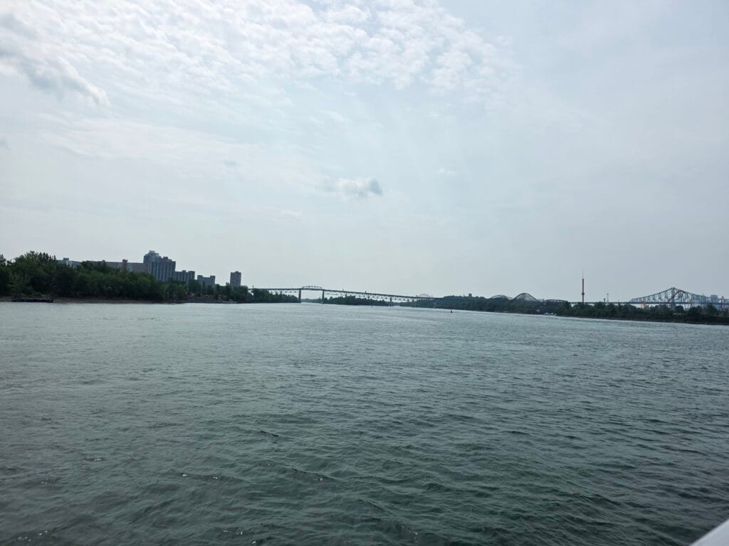 premier-pont Départ en bateau de Longueuil avec au loin un premier pont.