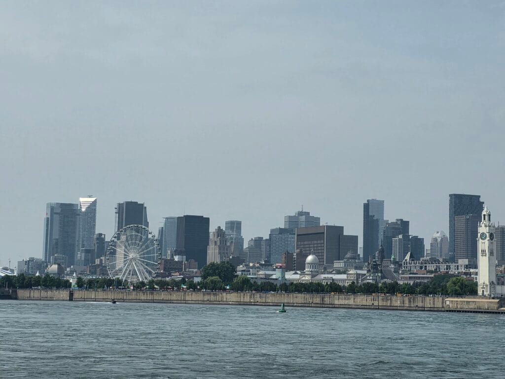 vue-ville-montreal Vue des gratte-ciel de Montréal avec la grande roue en bordure du Saint Laurent.