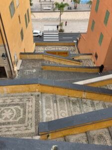 La ville de menton est une ville très escarpée, avec ses escaliers très rude