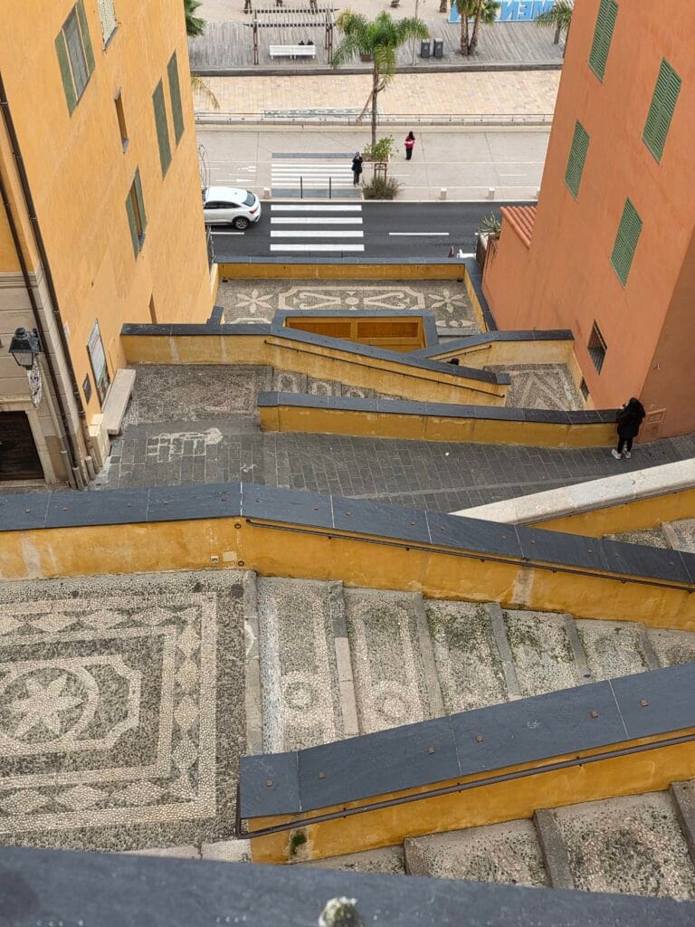 La ville de menton est une ville très escarpée, avec ses escaliers très rude