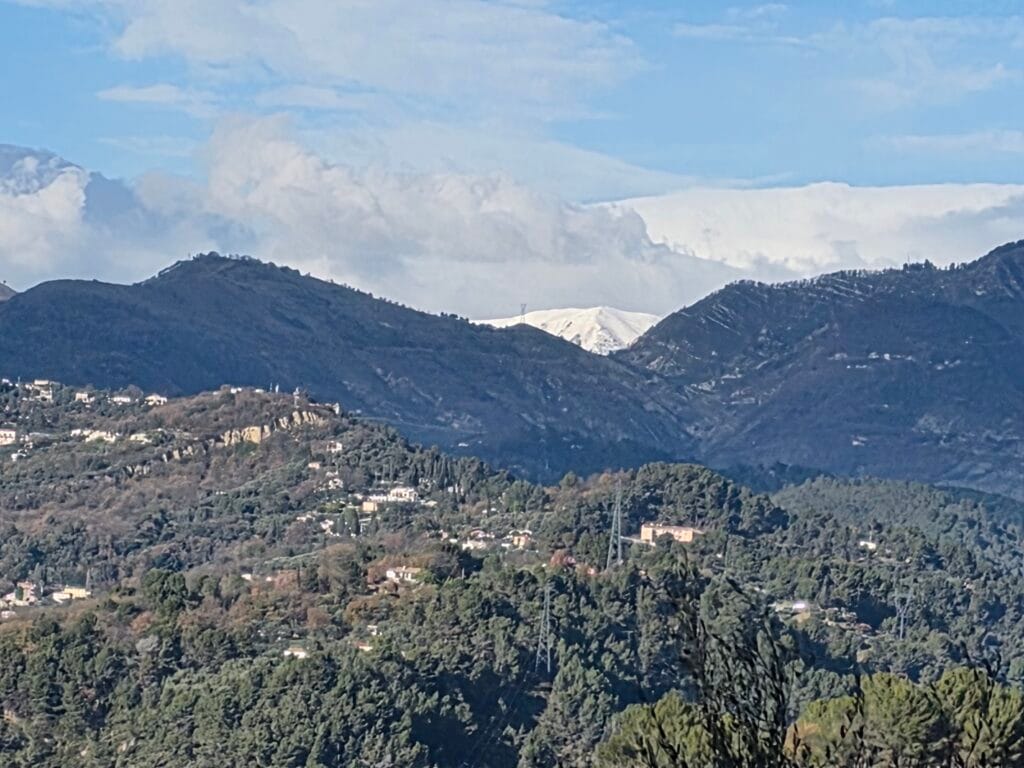 La vue magnifique des montagnes depuis la terrasse de notre gîte.