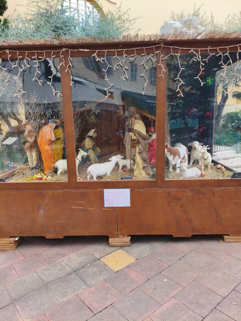 Un stand du marché de Noêl de Menton représentant la crèche avec ses animaux.