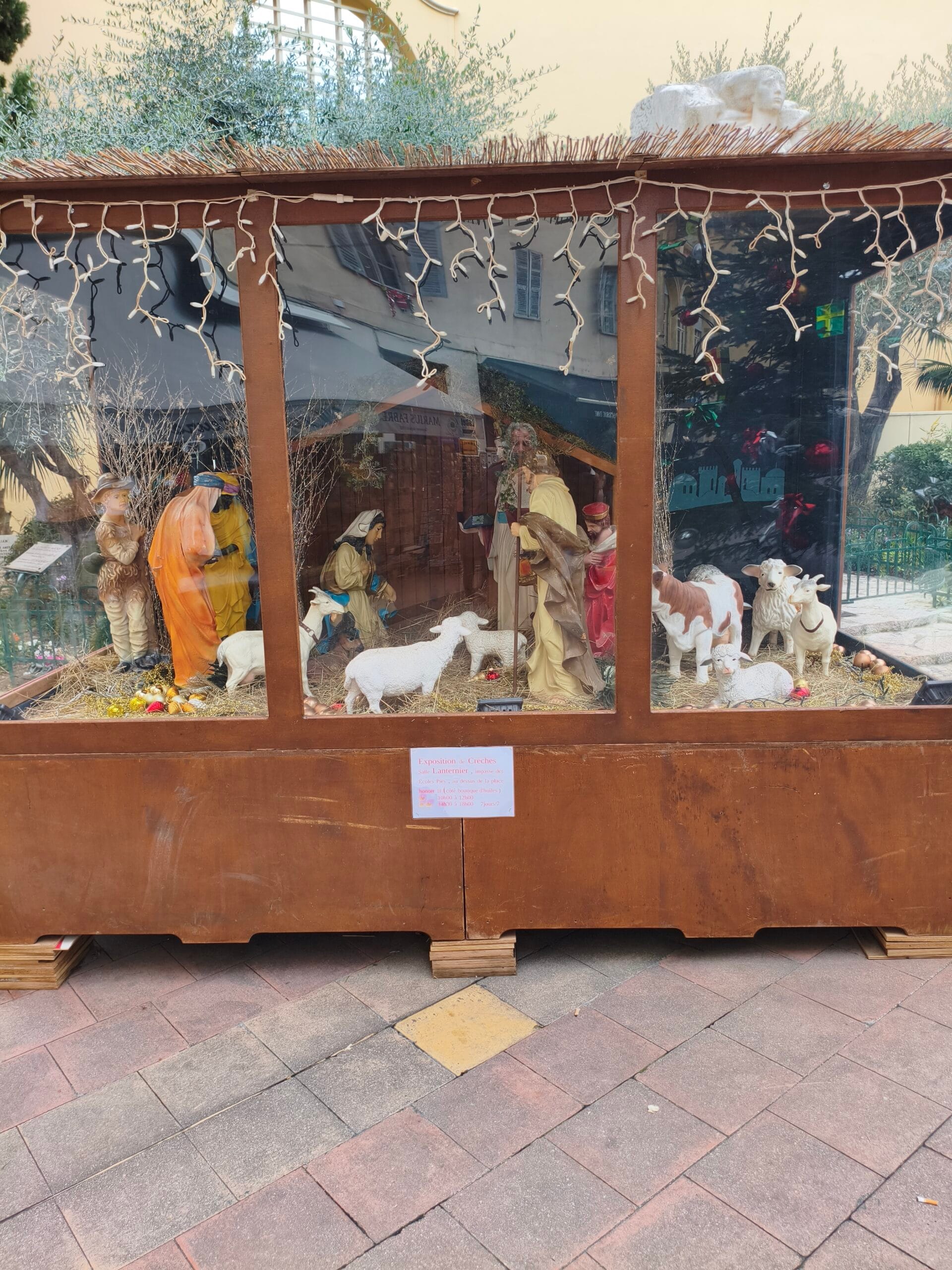 Un stand du marché de Noêl de Menton représentant la crèche avec ses animaux.