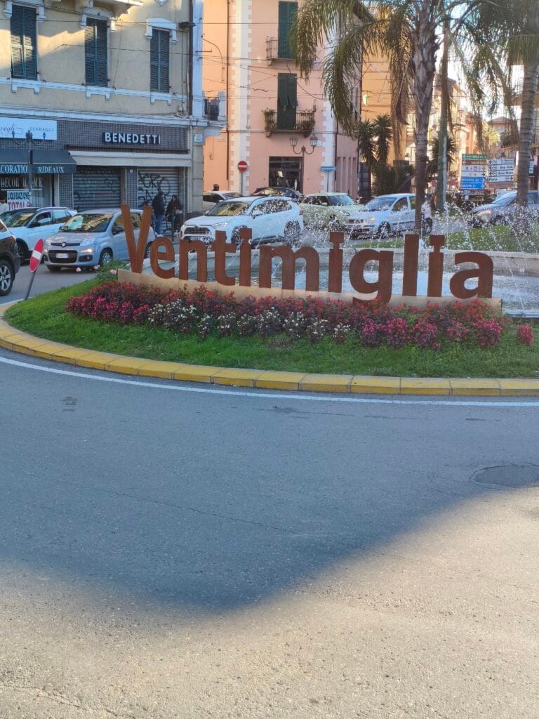 Panneau Vintimille sur un rond point à l'entrée de la ville.
