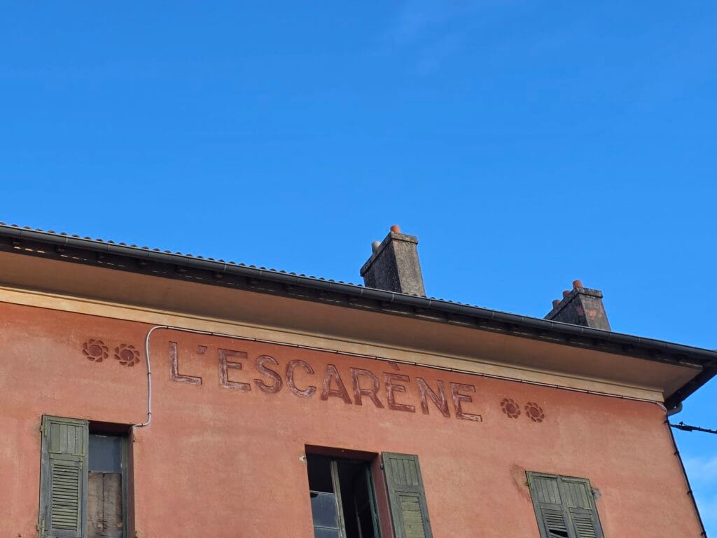 Vue de la façade de la gare de l'Escarène