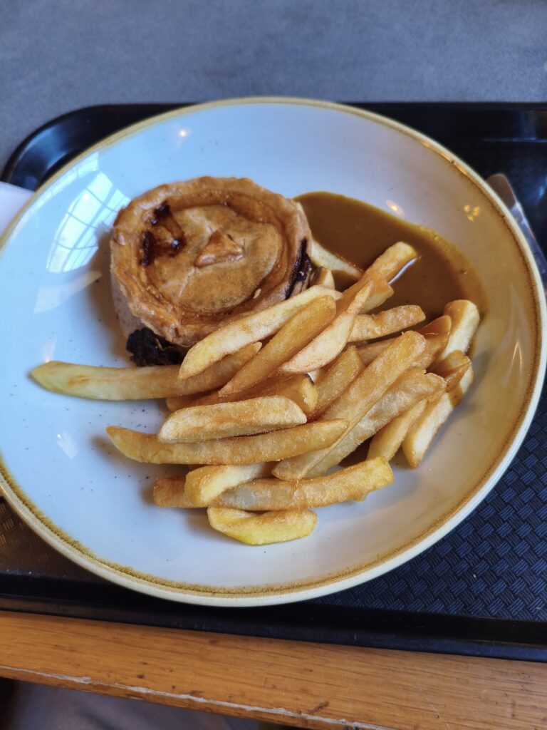 Assiette de meat pie, un plat typiquement britannique.