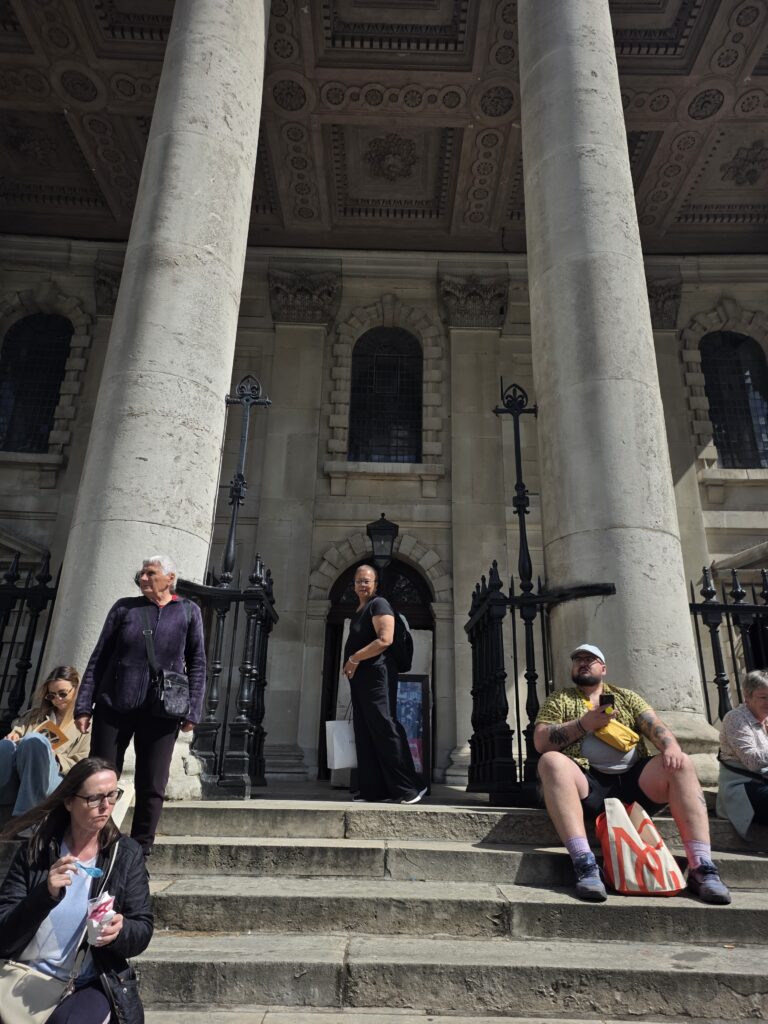 Escaliers de la Cathédrale Saint Paul de Londres, sur lesquels s'assoient passants et touristes.