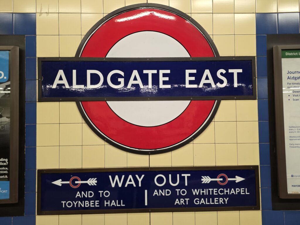 Logo du métro de Londres dans la station ALDGATE EAST