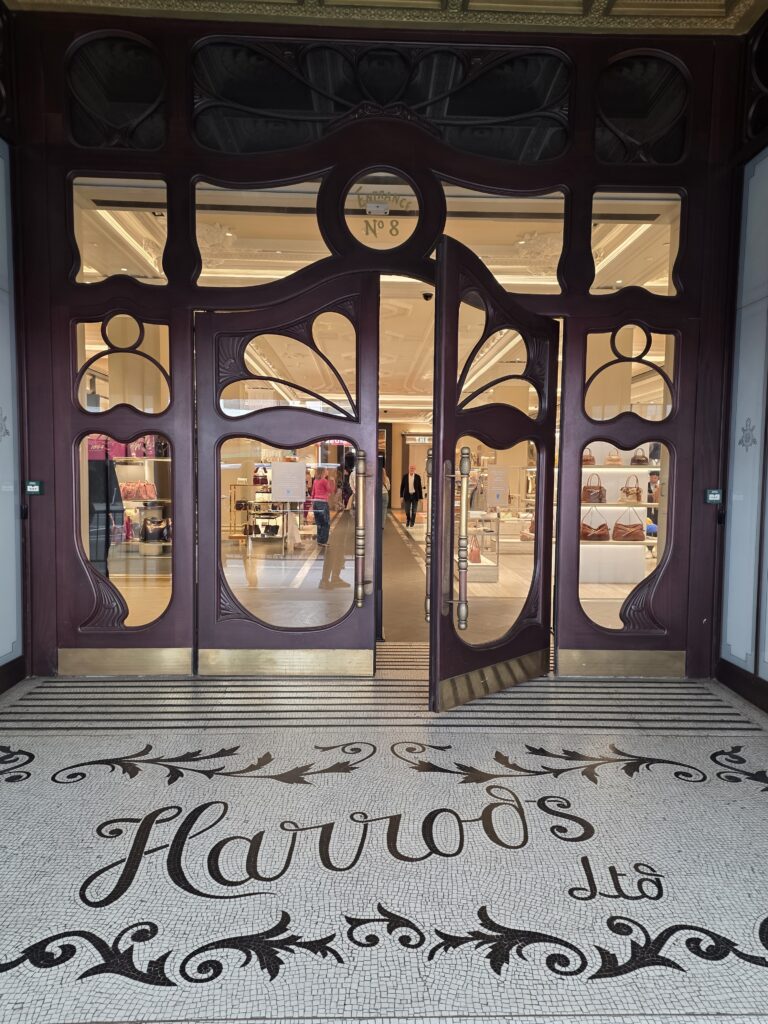 magasin-de-luxe-harrods Entrée du temple de la consommation de luxe Harrods