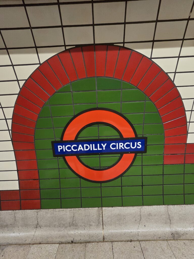 Station de métro de Piccadilly circus dans le centre de Londres