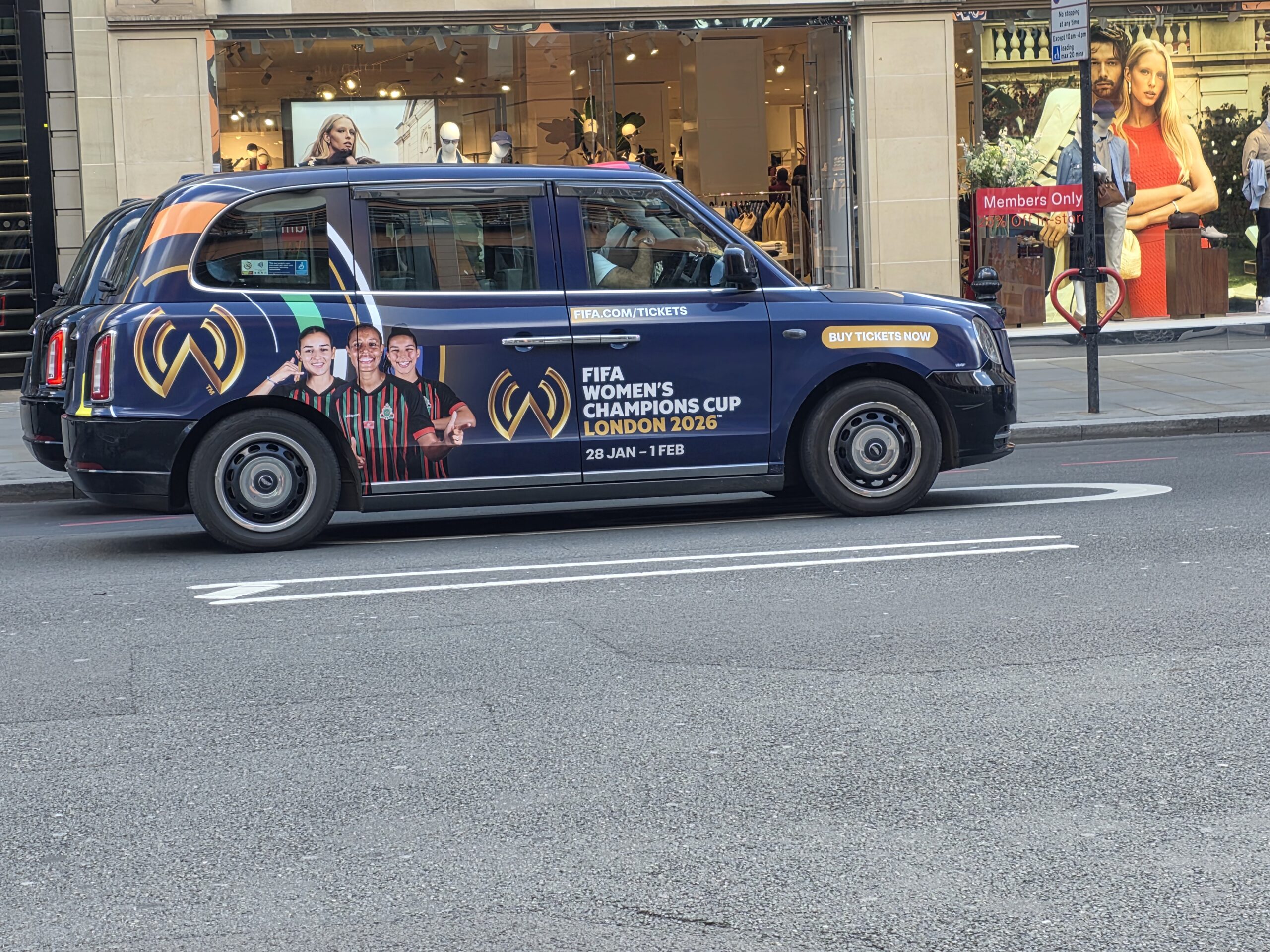 Taxi londonien arborant sur sa carrosserie une publicité pour FIFA wommen's champion cup 2026