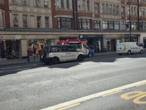 Taxi londonien arborant sur sa carrosserie une publicité pour hunting instinct