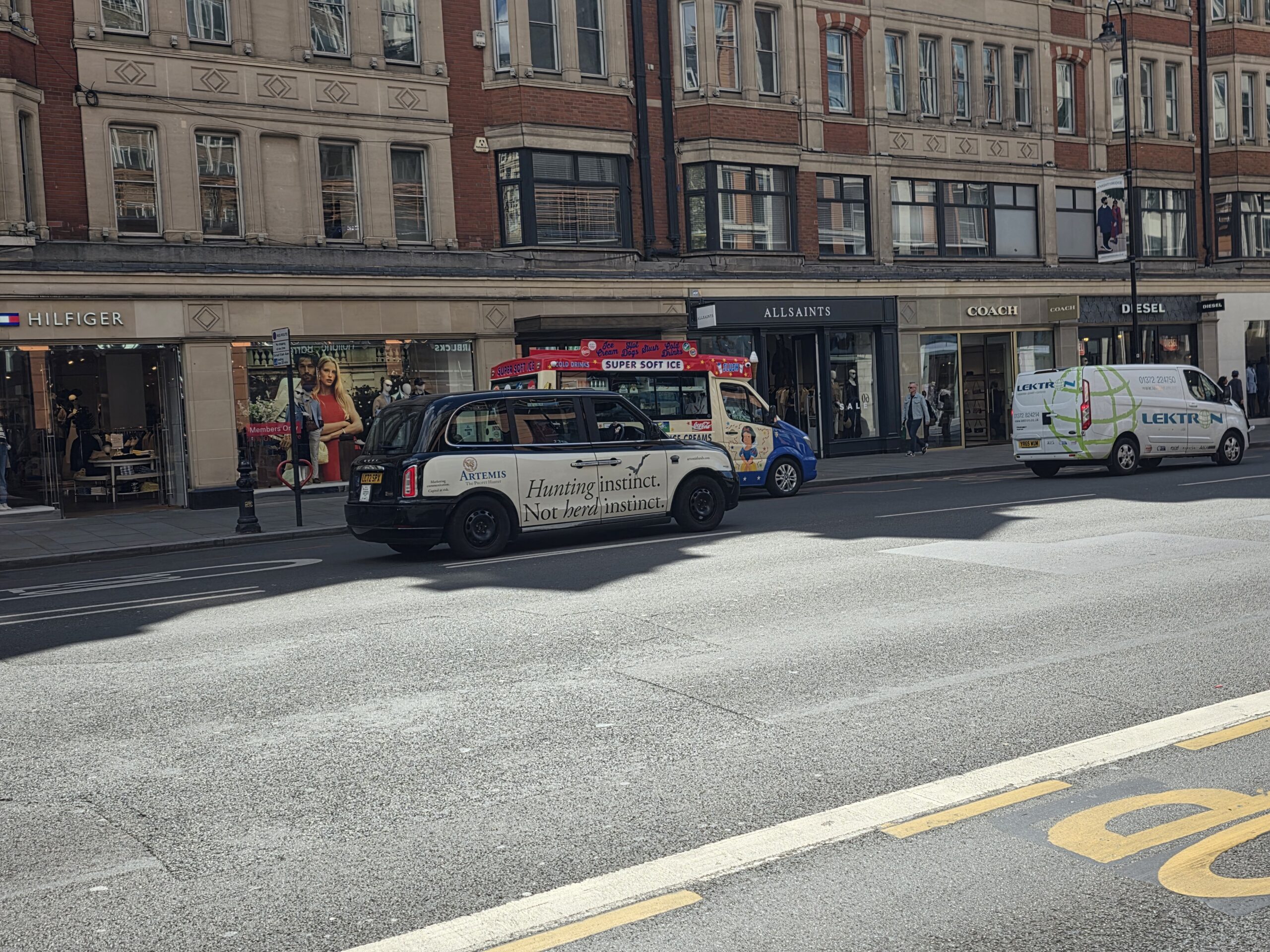 Taxi londonien arborant sur sa carrosserie une publicité pour hunting instinct