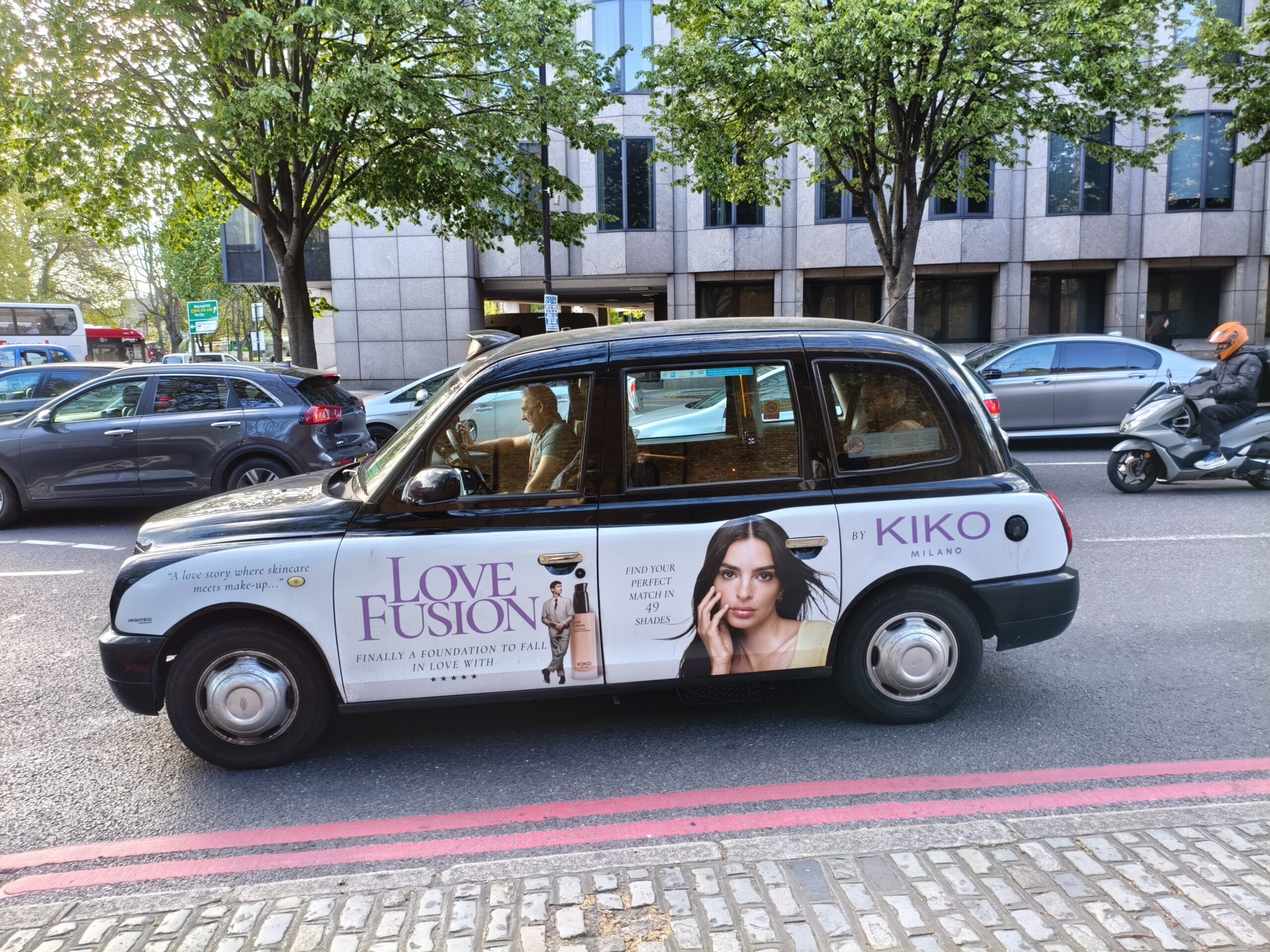 Taxi londonien arborant sur sa carrosserie une publicité pour love fusion