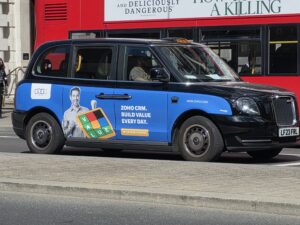 Taxi londonien arborant sur sa carrosserie une publicité pour zoho crm