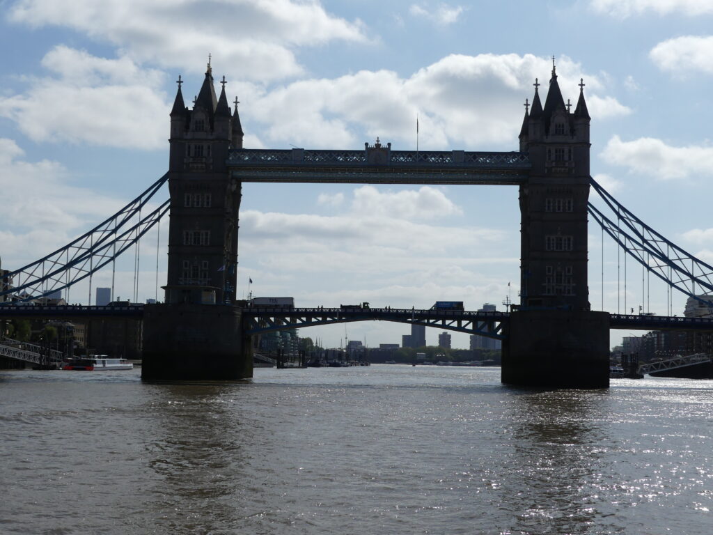 vue-tower-bridge-navatte Une vue du Tower Bridge à partir de la navette maritime